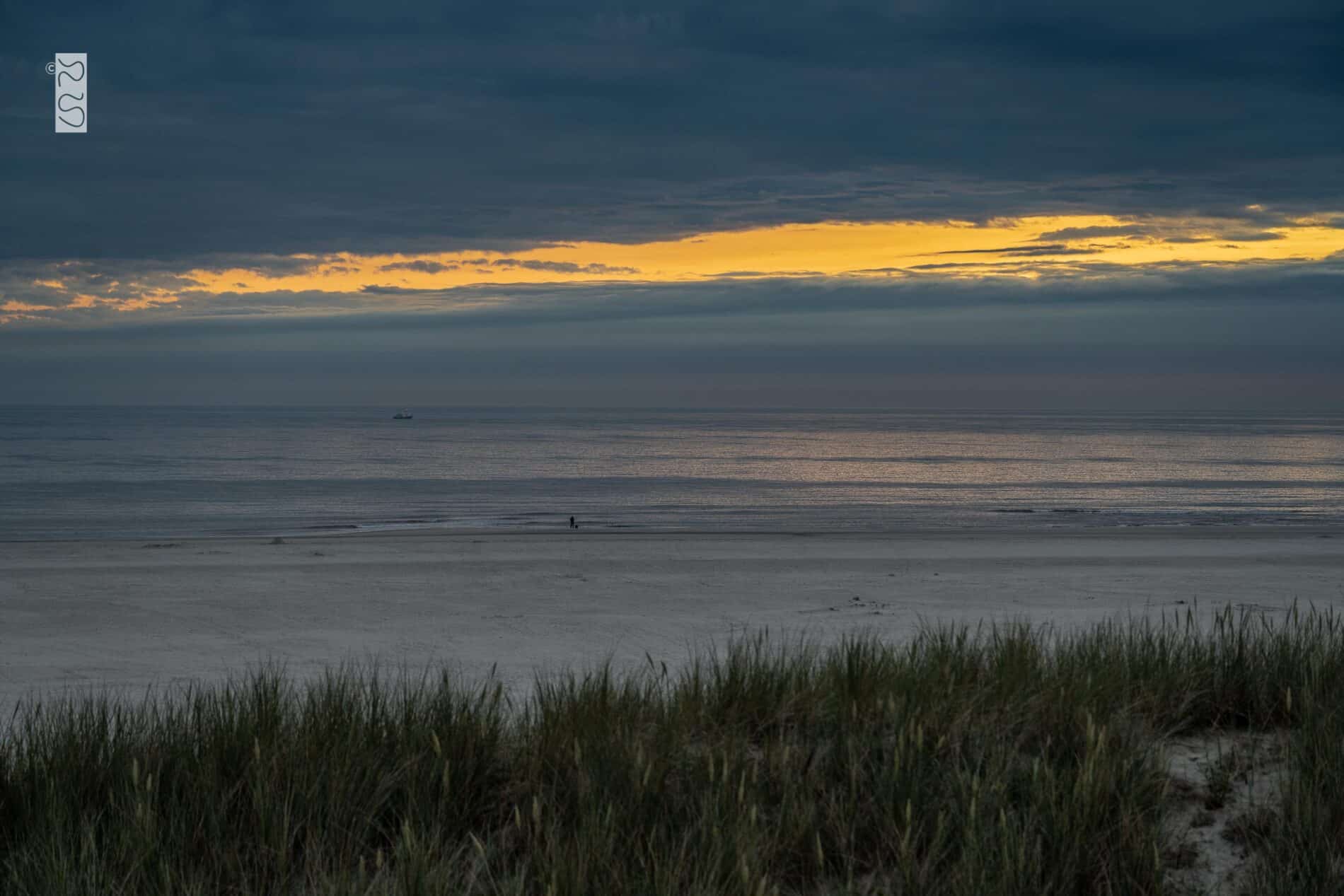 Sonnenuntergang am Strand auf Juist  - Erlebnis Goldene Stunde